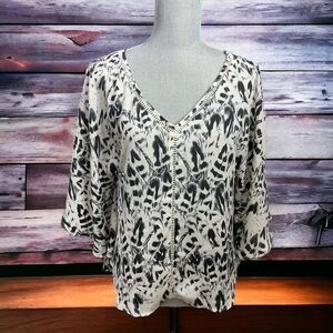 Jessica Simpson black and white feather print flowy short sleeve top size S